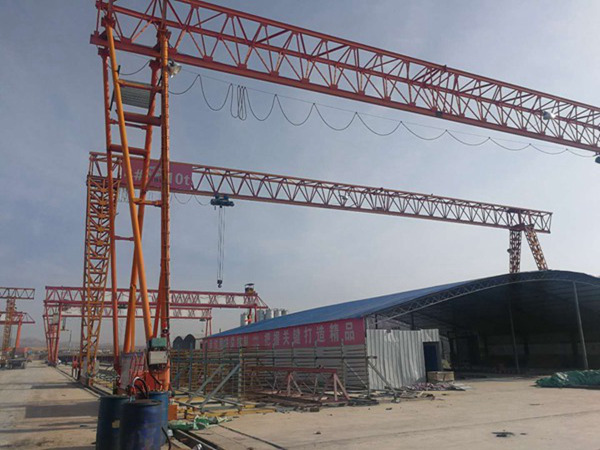 黑龙江鹤岗龙门吊公司有人被压拨120