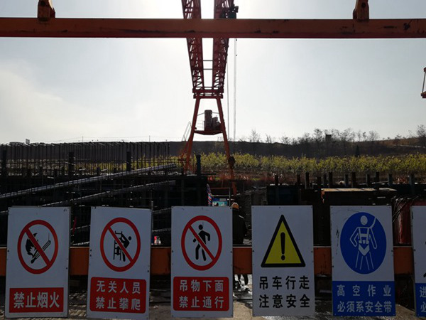 四川成都龙门吊公司比个耶